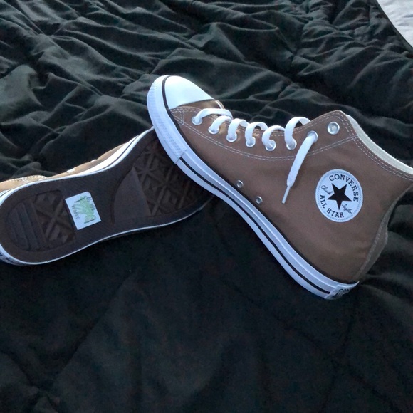 Size 10 unworn with the tag I just don’t like em and didn’t buy em locally - Picture 1 of 4